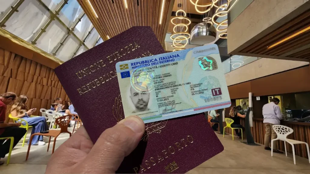 Pessoa mostrando sua Carta de Identidade Eletrônica CIE no Consulado italiano de São Paulo.